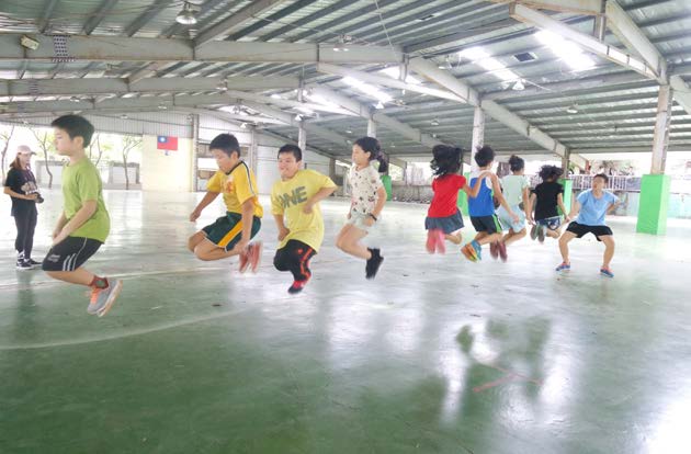 運動跳繩時間，跳得越高越好！幫助同學發育成長。