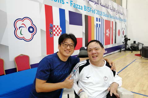与有名的韩国教练权哲贤先生合影(其选手为2016年巴西帕运金牌得主)，请教球技心得
